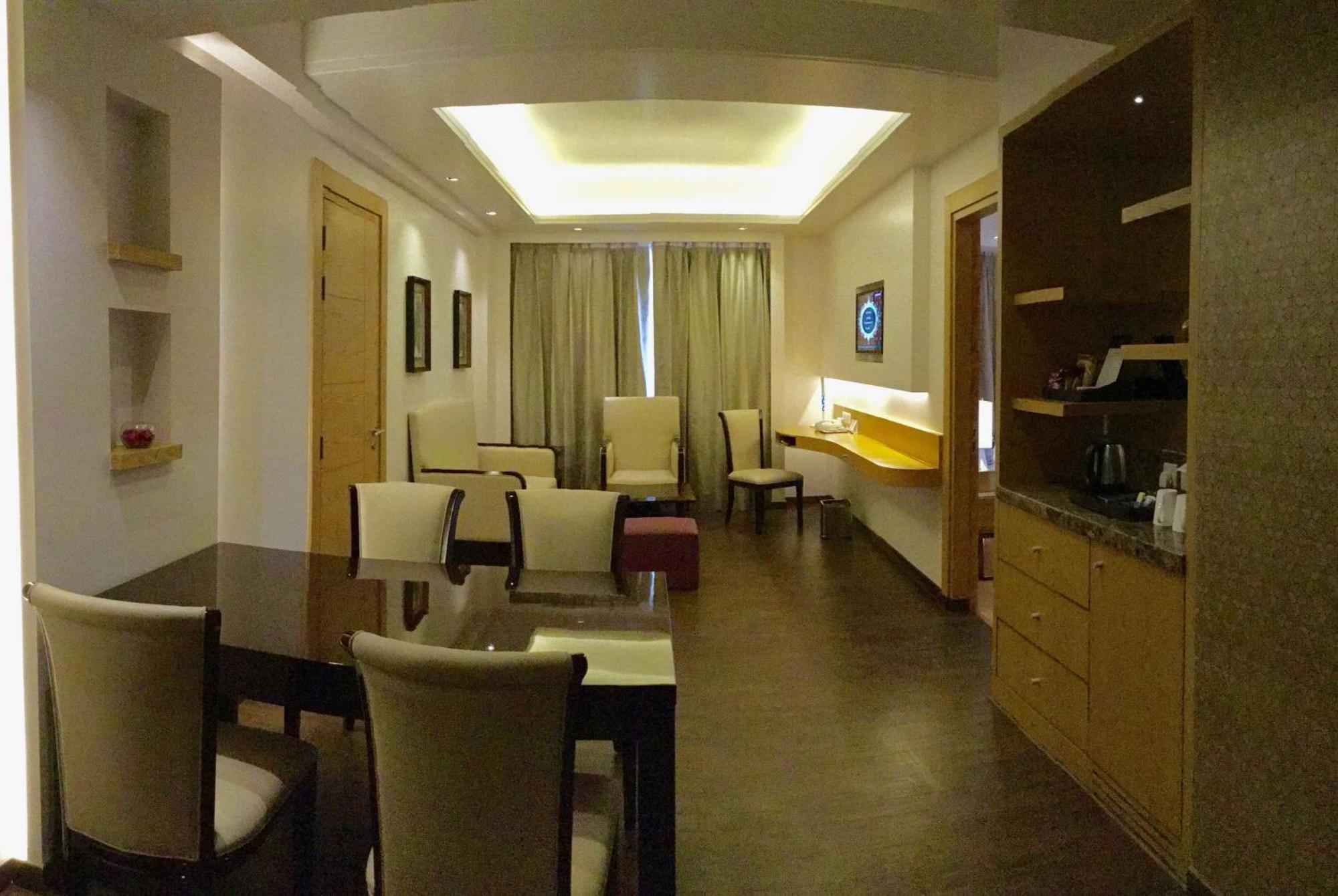 Ramada By Wyndham Ghaziabad Vasundhara Hotel Bagian luar foto