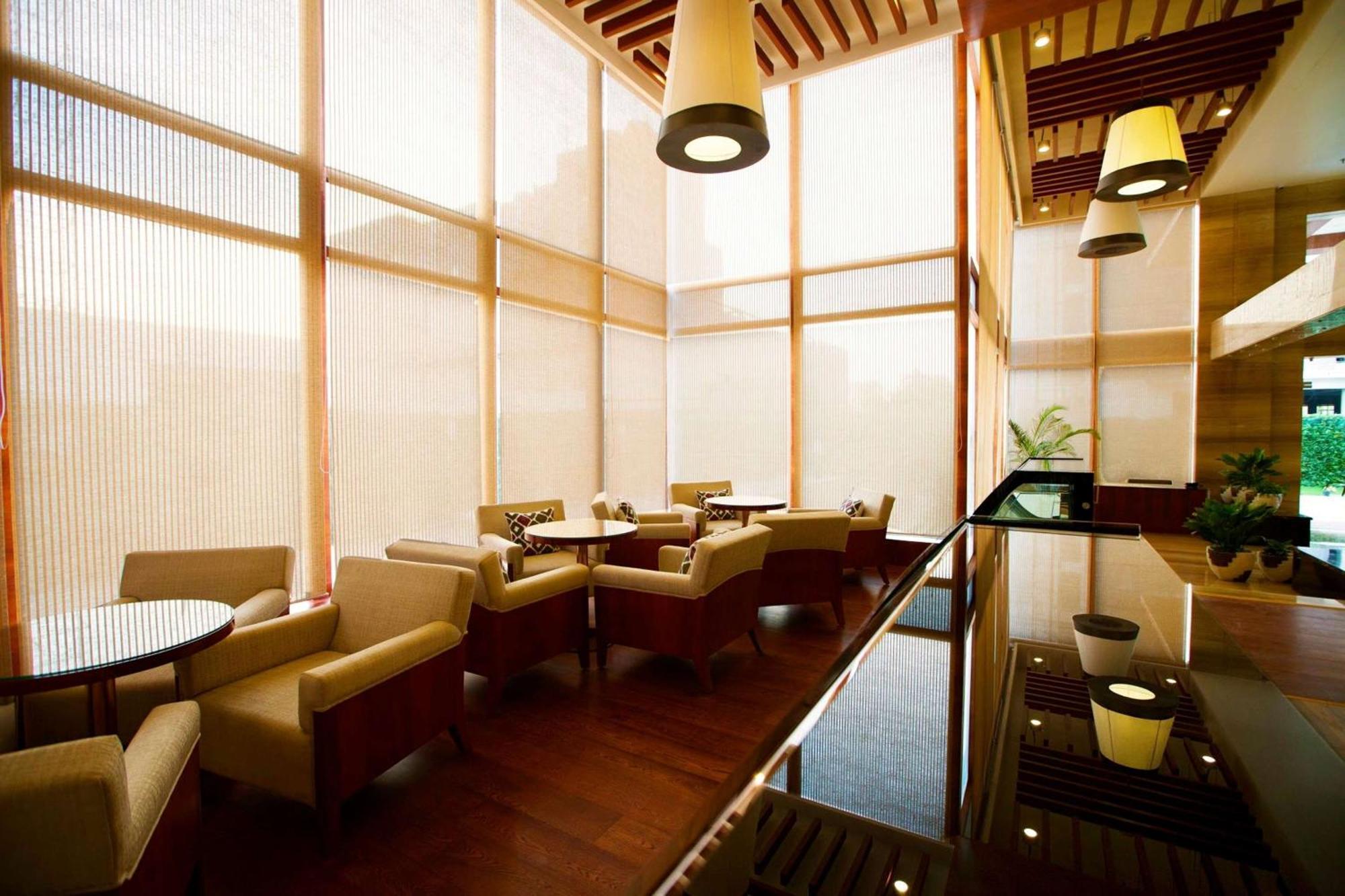 Ramada By Wyndham Ghaziabad Vasundhara Hotel Bagian luar foto