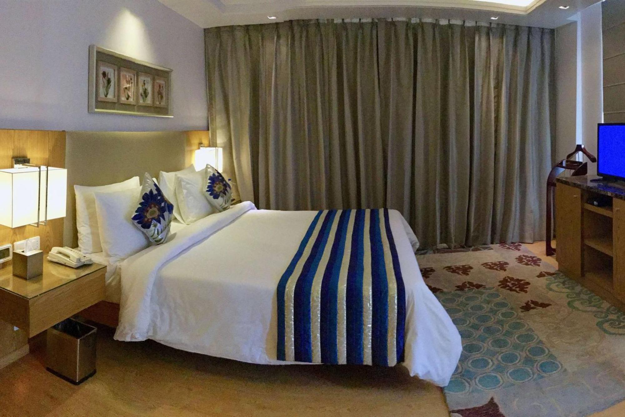 Ramada By Wyndham Ghaziabad Vasundhara Hotel Bagian luar foto