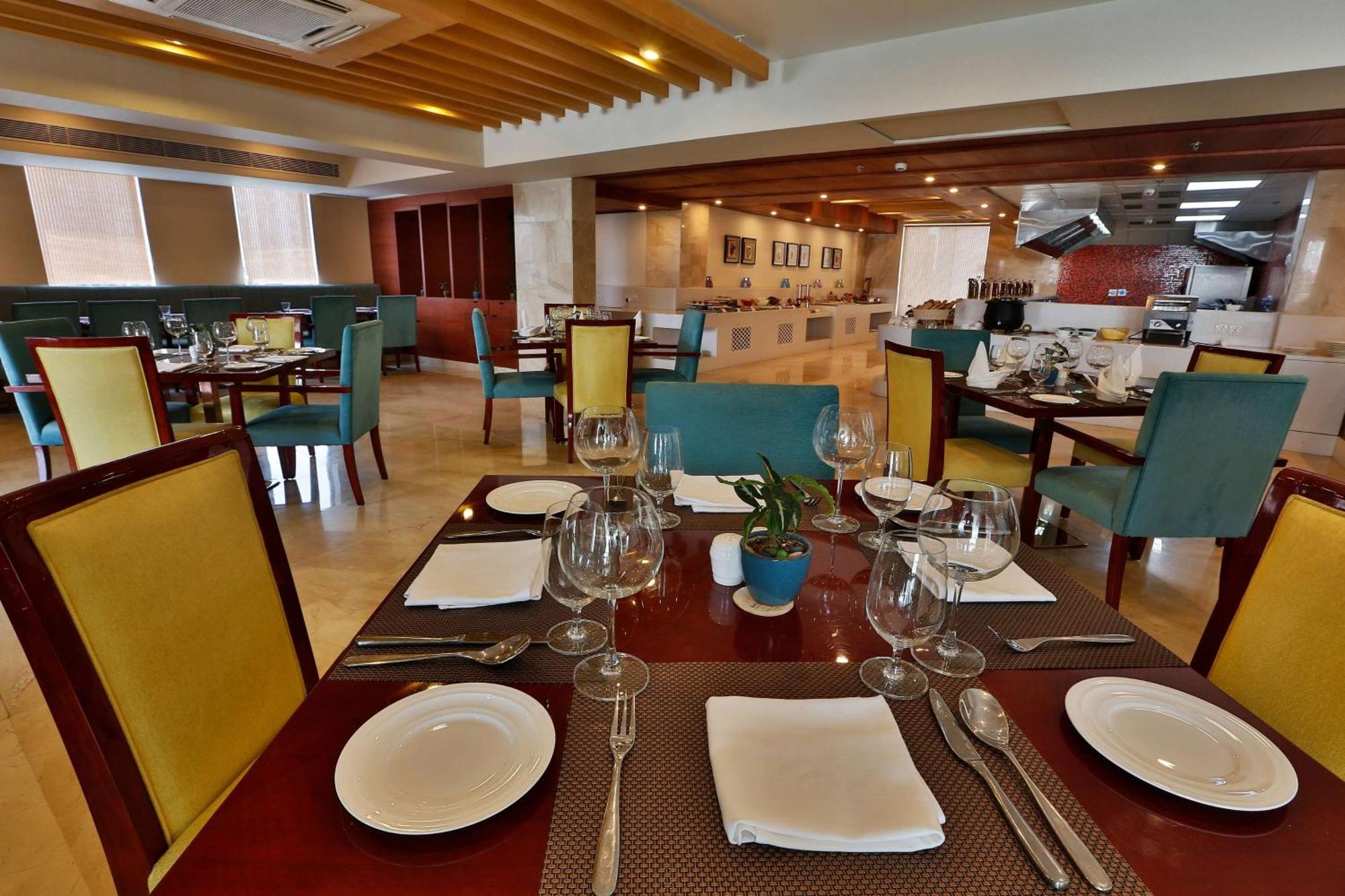 Ramada By Wyndham Ghaziabad Vasundhara Hotel Bagian luar foto