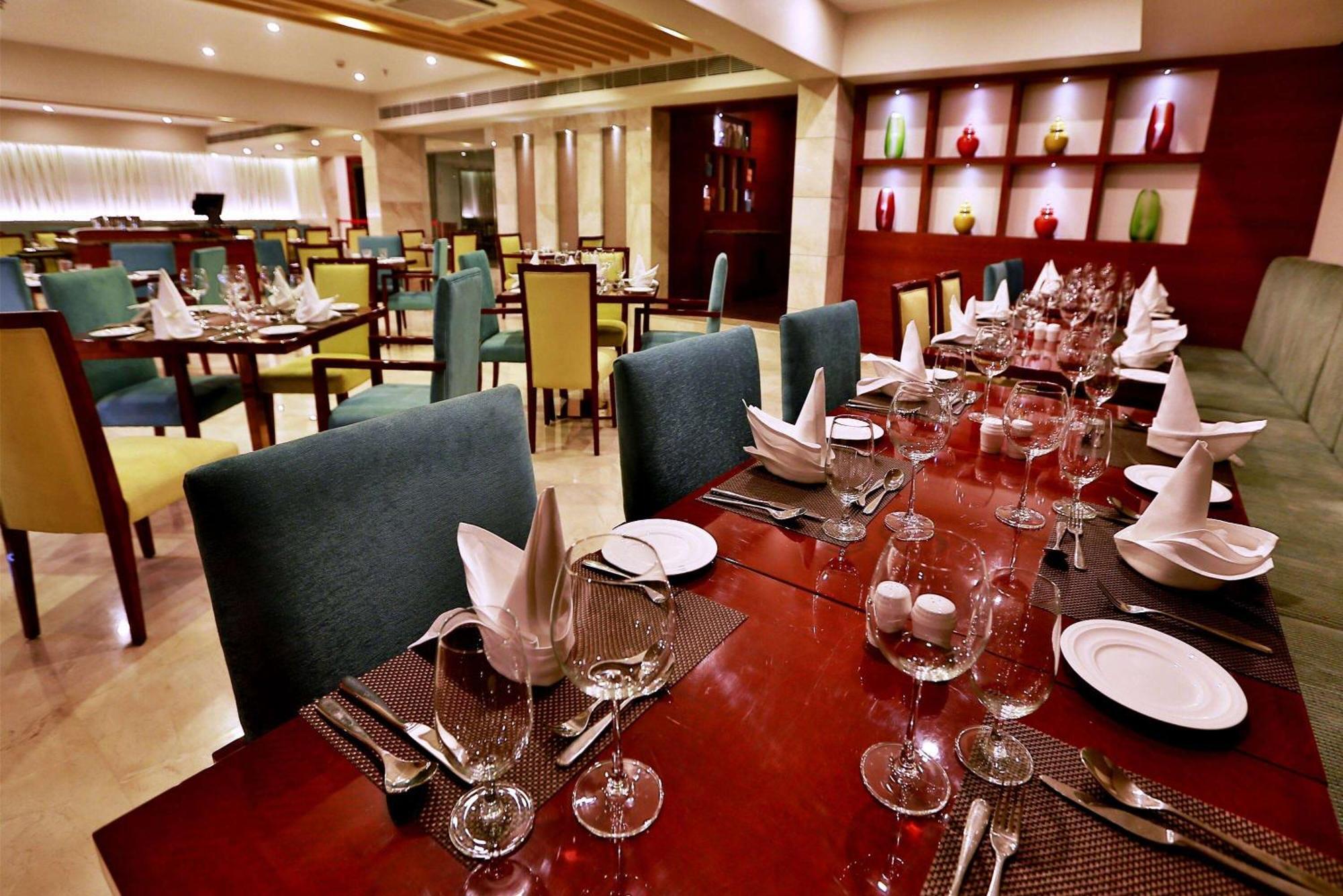 Ramada By Wyndham Ghaziabad Vasundhara Hotel Bagian luar foto