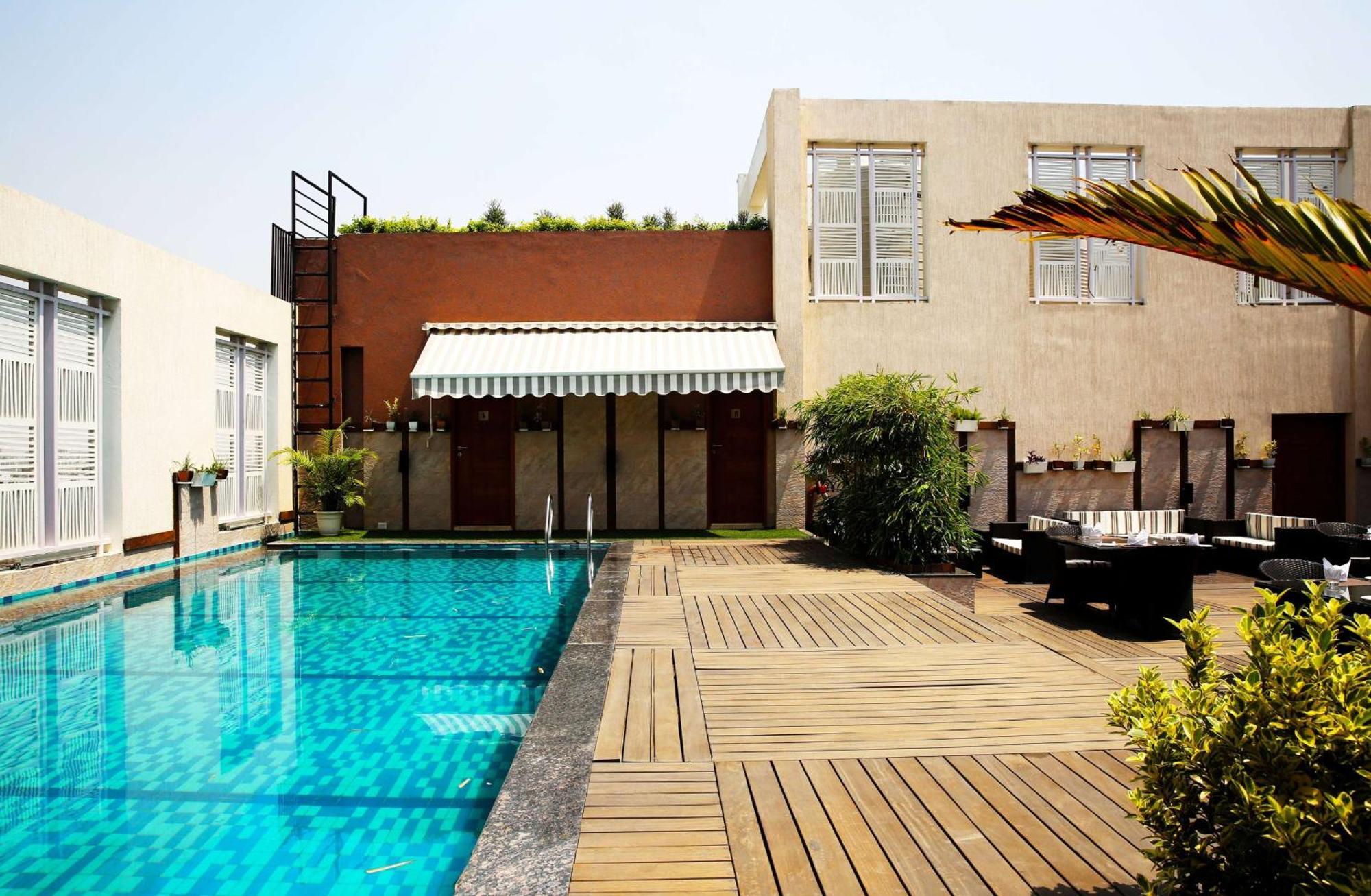 Ramada By Wyndham Ghaziabad Vasundhara Hotel Bagian luar foto