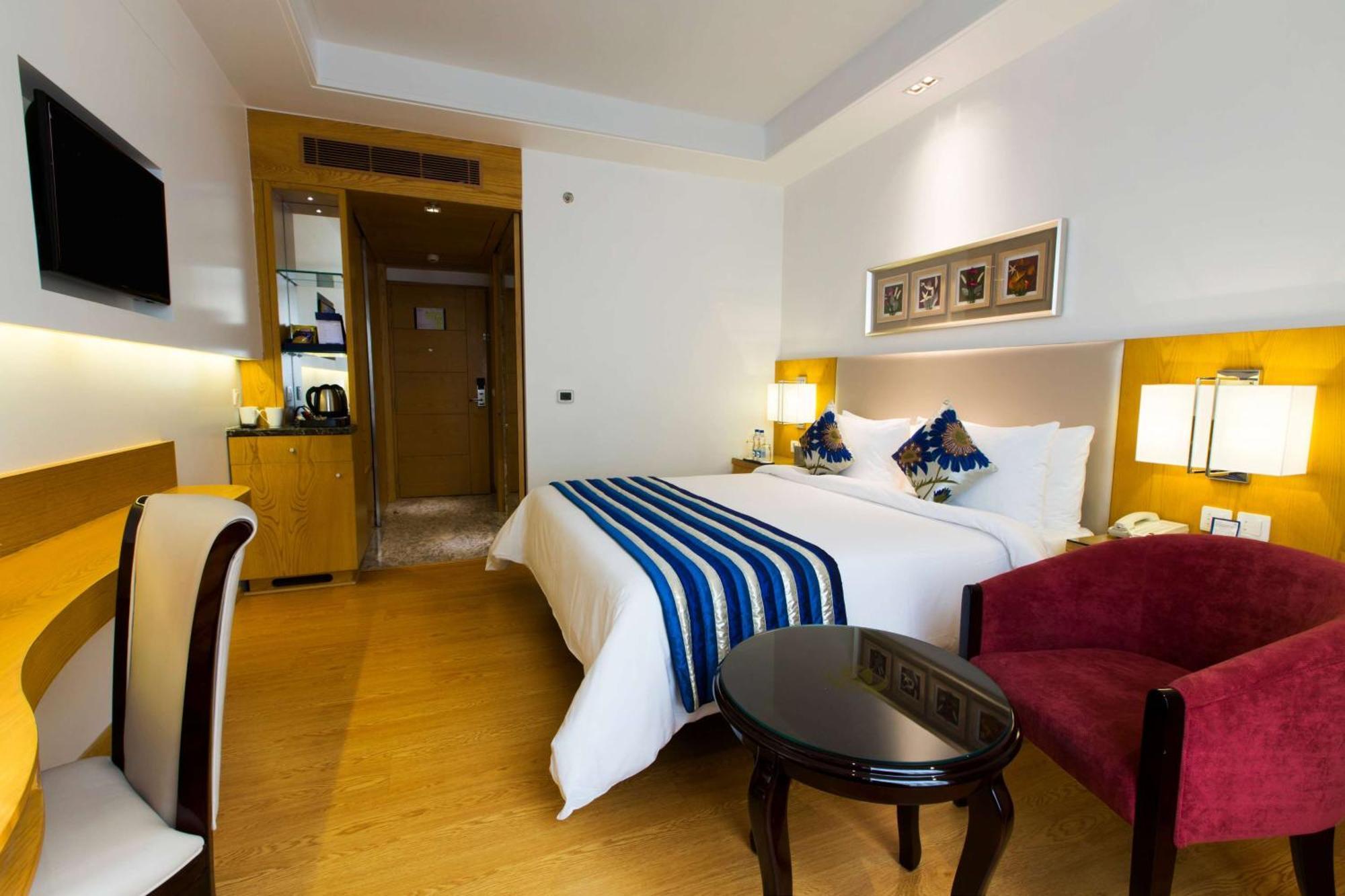 Ramada By Wyndham Ghaziabad Vasundhara Hotel Bagian luar foto