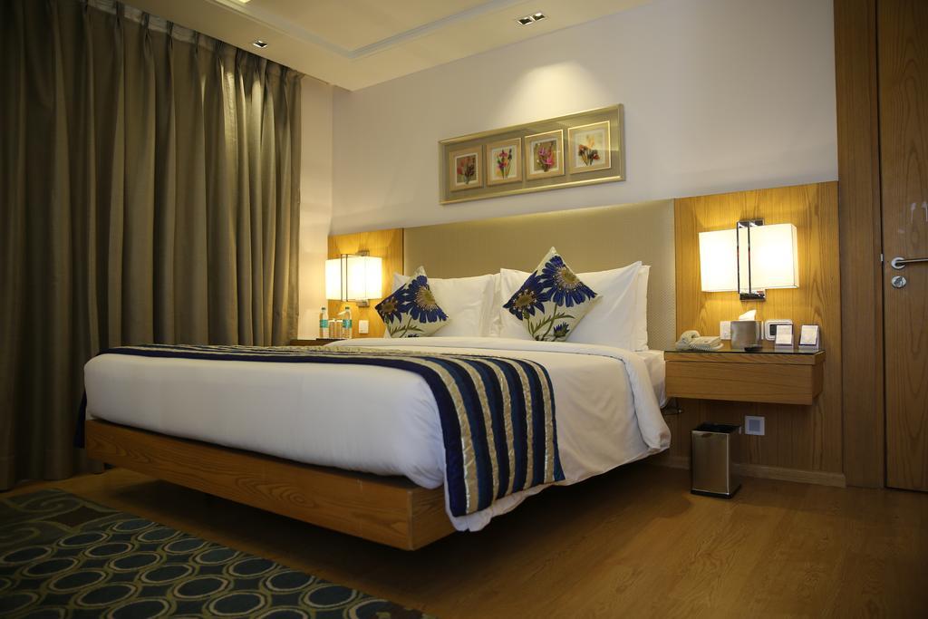 Ramada By Wyndham Ghaziabad Vasundhara Hotel Bagian luar foto