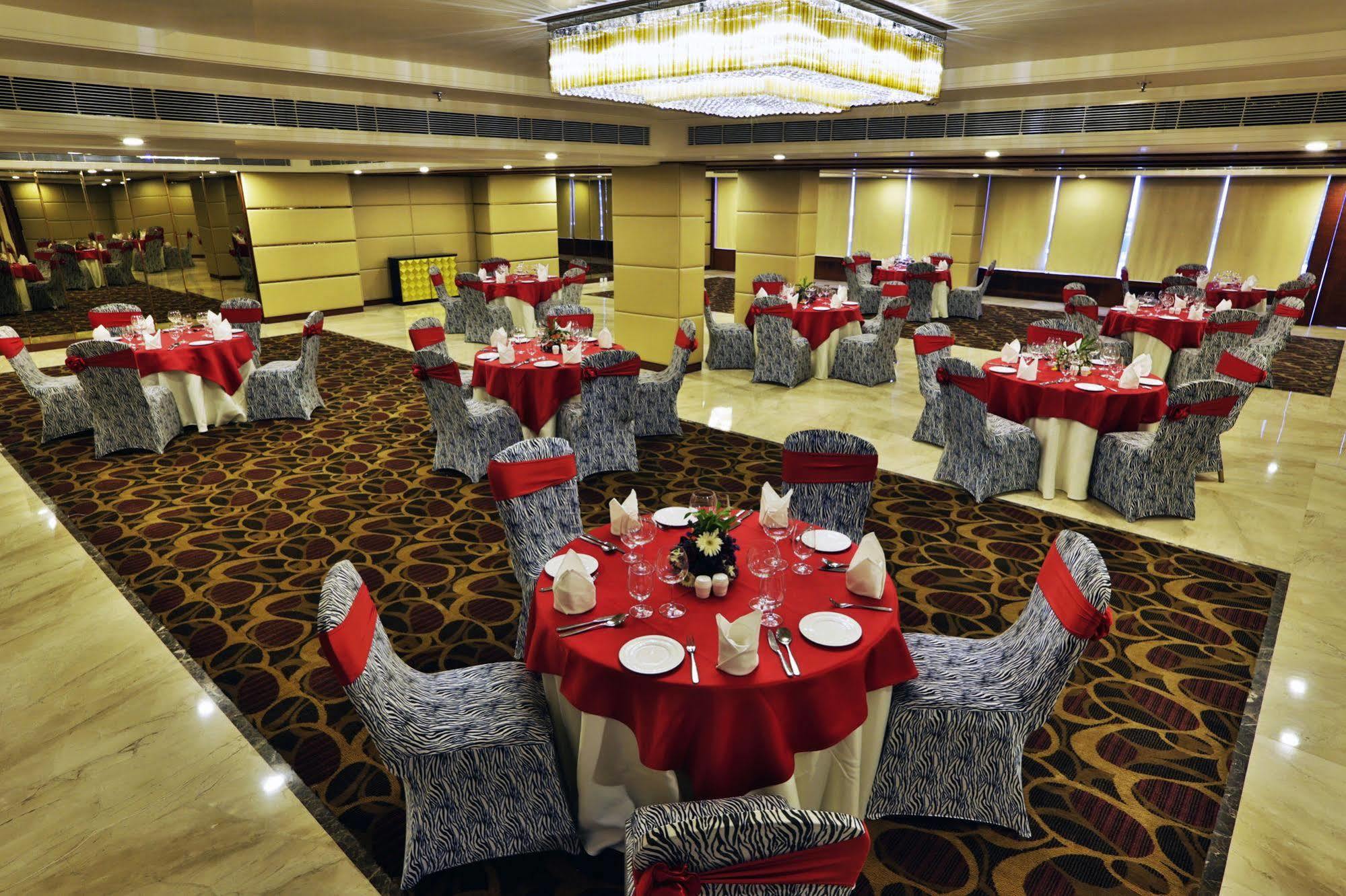 Ramada By Wyndham Ghaziabad Vasundhara Hotel Bagian luar foto