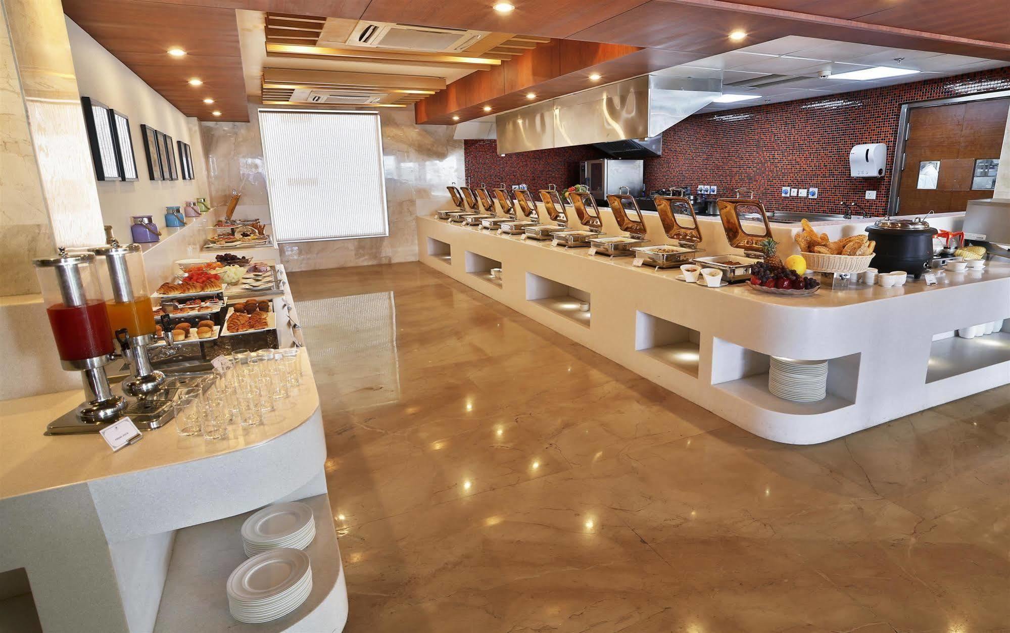 Ramada By Wyndham Ghaziabad Vasundhara Hotel Bagian luar foto