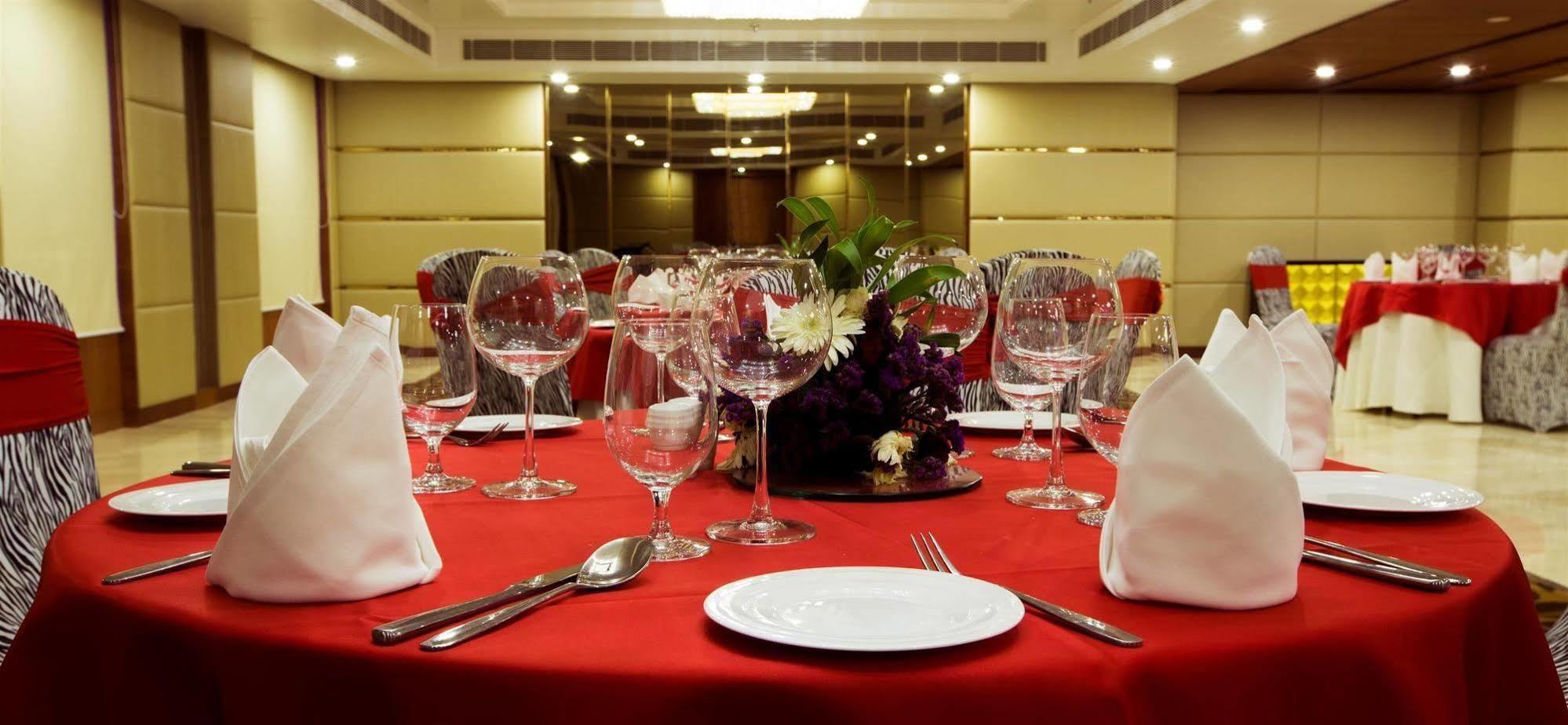 Ramada By Wyndham Ghaziabad Vasundhara Hotel Bagian luar foto