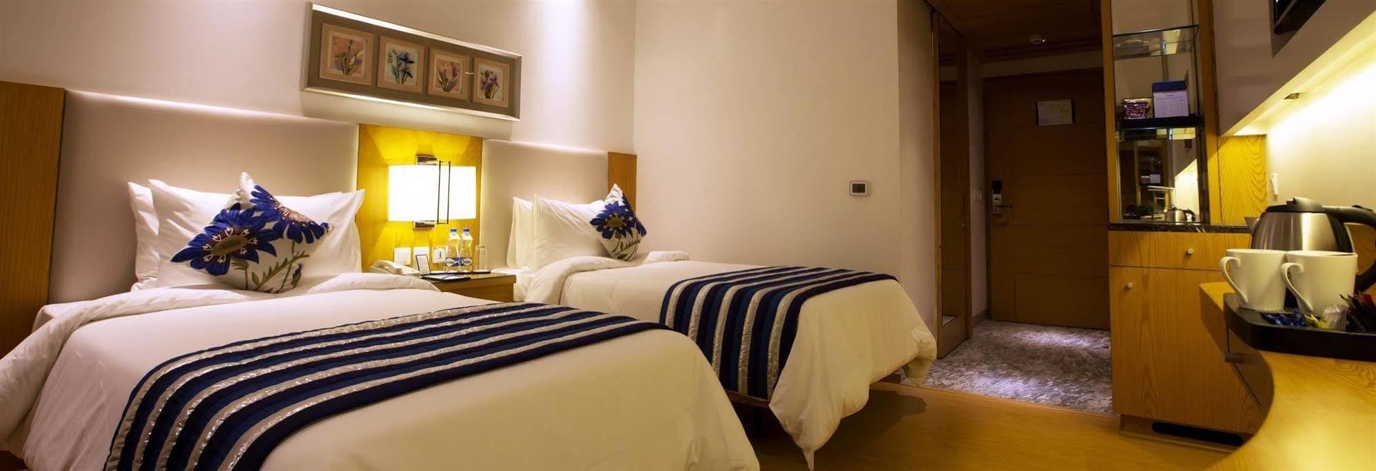 Ramada By Wyndham Ghaziabad Vasundhara Hotel Bagian luar foto