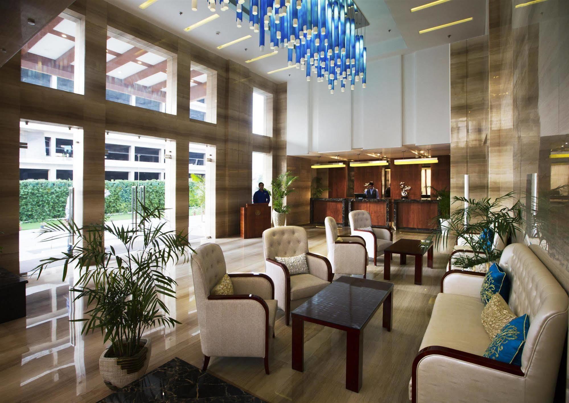 Ramada By Wyndham Ghaziabad Vasundhara Hotel Bagian luar foto
