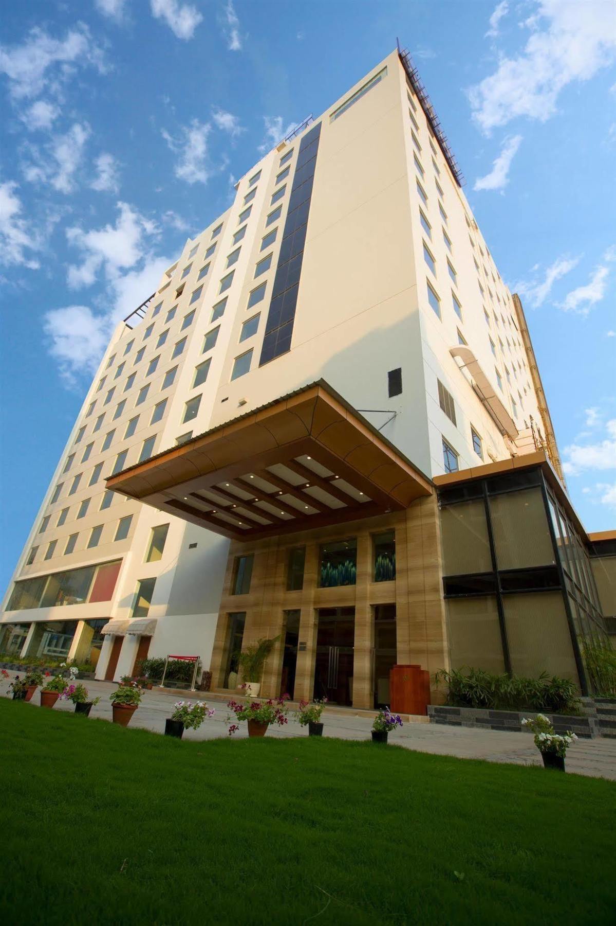 Ramada By Wyndham Ghaziabad Vasundhara Hotel Bagian luar foto
