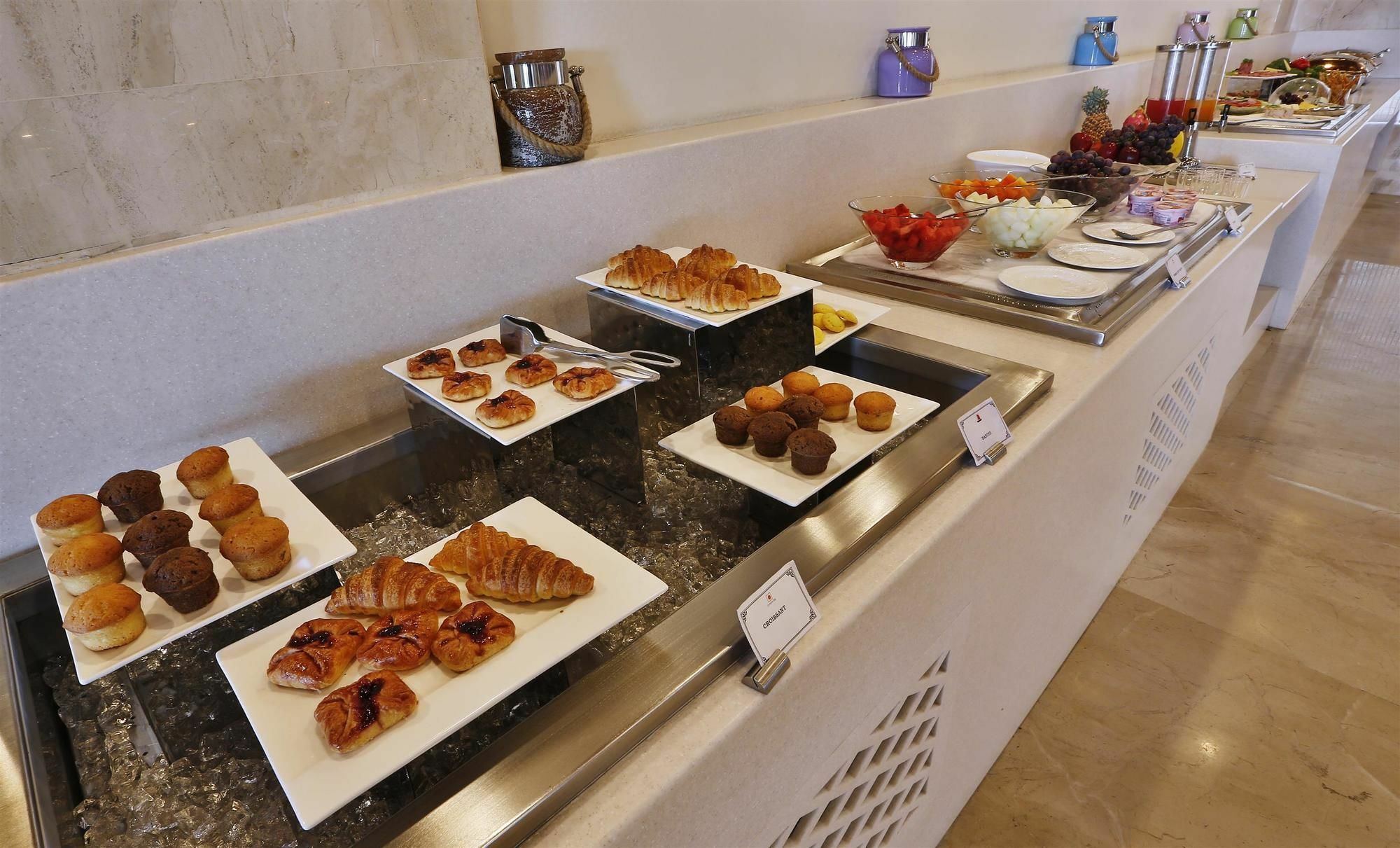 Ramada By Wyndham Ghaziabad Vasundhara Hotel Bagian luar foto