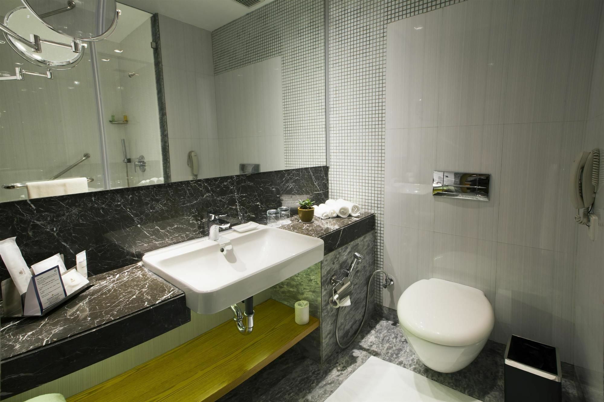 Ramada By Wyndham Ghaziabad Vasundhara Hotel Bagian luar foto